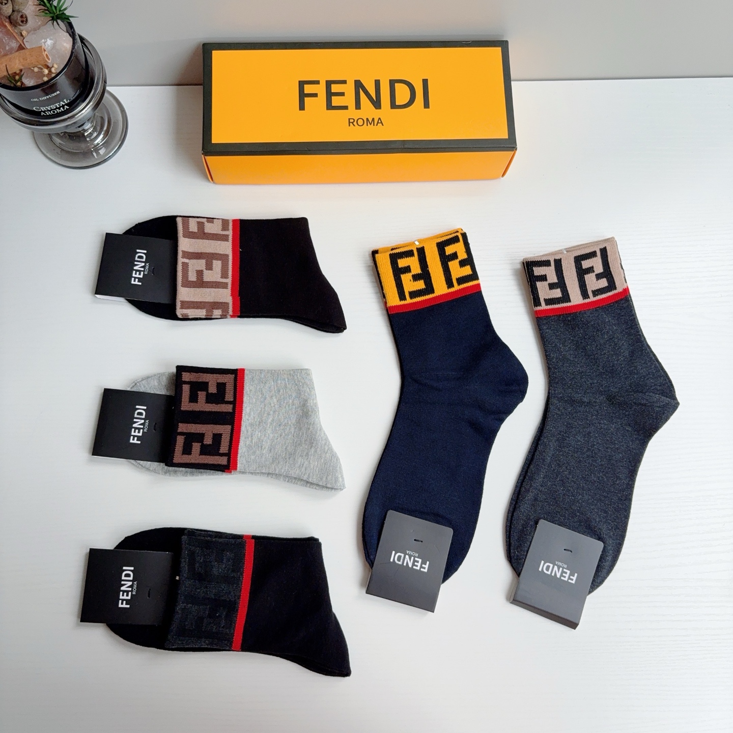 配包装（一盒5双）  FENDI 芬迪 新款中筒男款袜子，纯棉面料，潮人必备 ，经典双F，个性时尚百搭款，你值得拥有哦💗