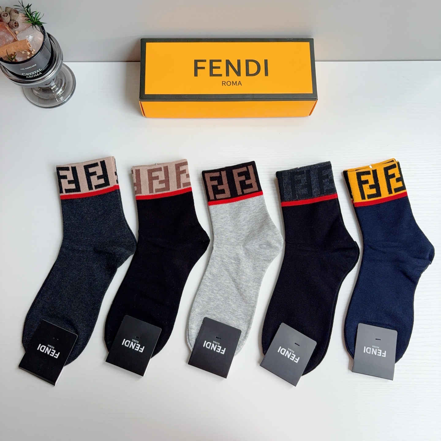 配包装（一盒5双）  FENDI 芬迪 新款中筒男款袜子，纯棉面料，潮人必备 ，经典双F，个性时尚百搭款，你值得拥有哦💗