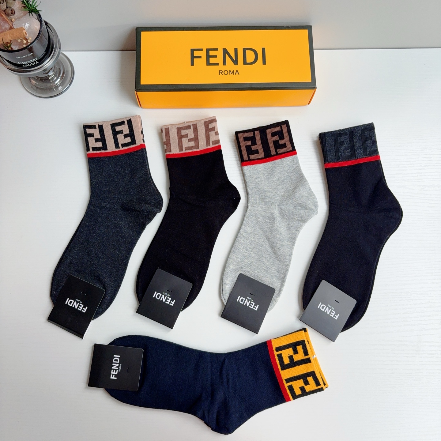 配包装（一盒5双）  FENDI 芬迪 新款中筒男款袜子，纯棉面料，潮人必备 ，经典双F，个性时尚百搭款，你值得拥有哦💗