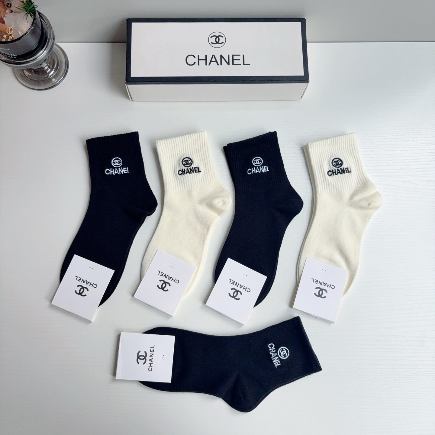 配包装（一盒5双） CHANEL 香奈儿 新款中筒刺绣纯棉面料，专柜同步 袜子，💛大牌出街，潮人必备🔥超好搭配！