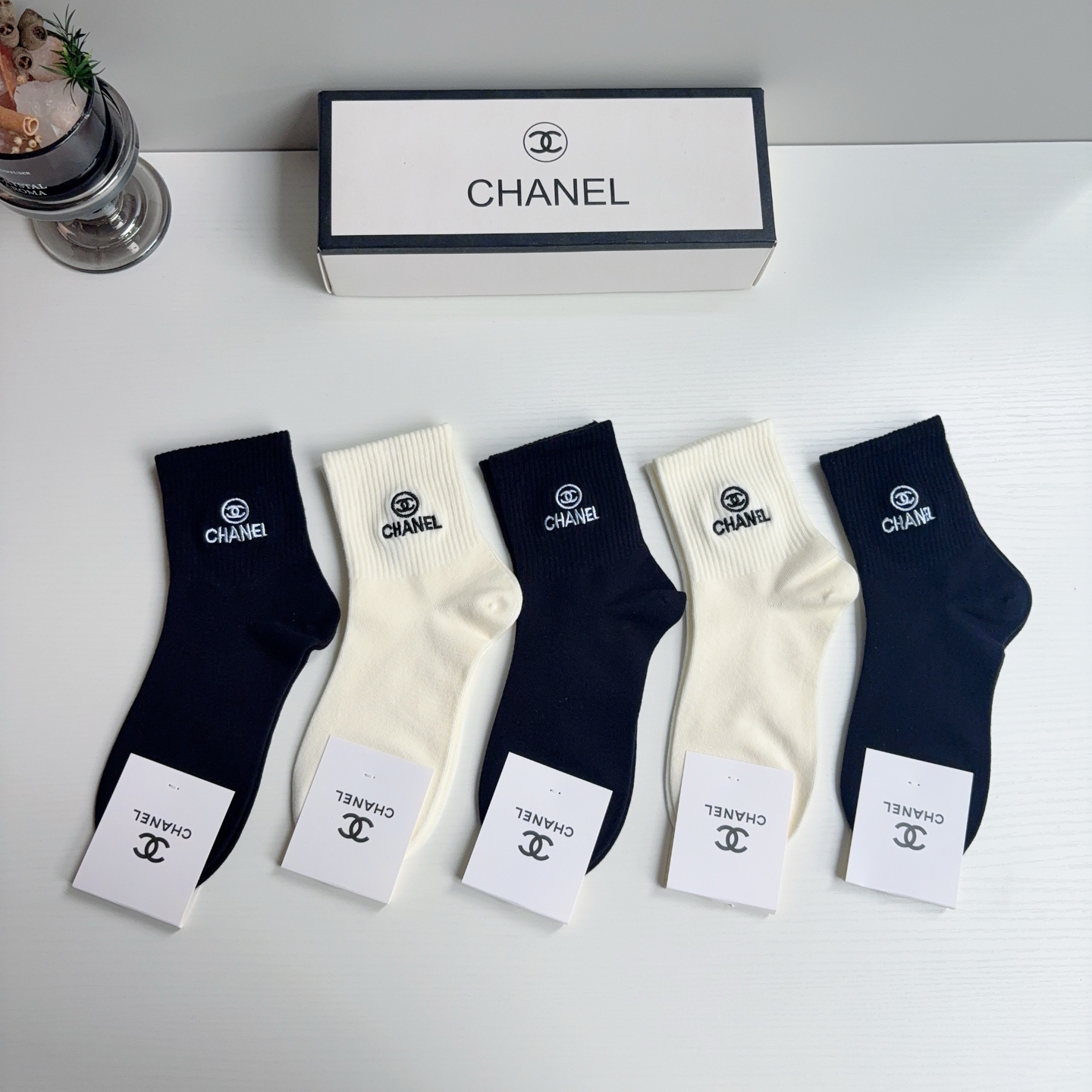 配包装（一盒5双） CHANEL 香奈儿 新款中筒刺绣纯棉面料，专柜同步 袜子，💛大牌出街，潮人必备🔥超好搭配！