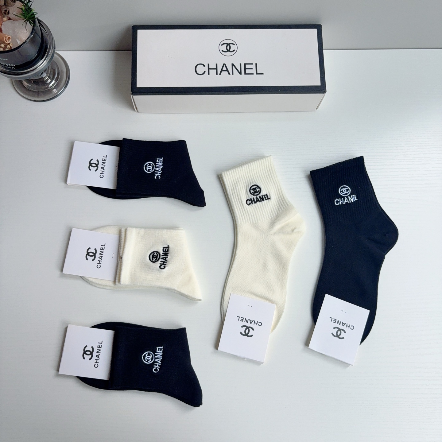 配包装（一盒5双） CHANEL 香奈儿 新款中筒刺绣纯棉面料，专柜同步 袜子，💛大牌出街，潮人必备🔥超好搭配！