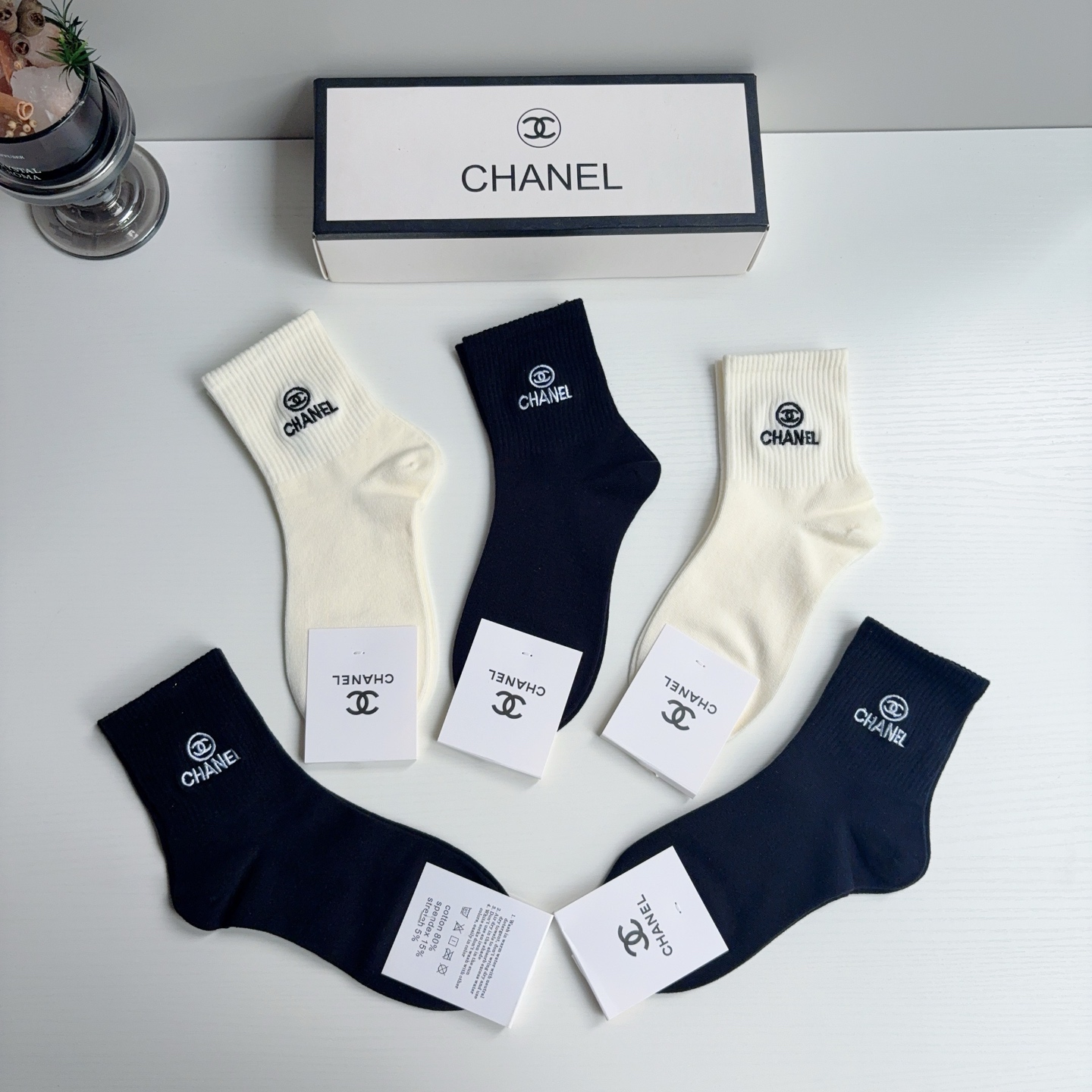 配包装（一盒5双） CHANEL 香奈儿 新款中筒刺绣纯棉面料，专柜同步 袜子，💛大牌出街，潮人必备🔥超好搭配！