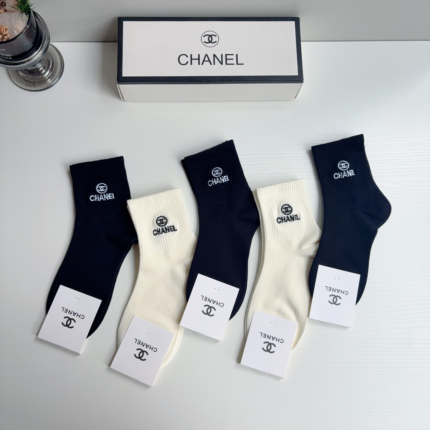 配包装（一盒5双） CHANEL 香奈儿 新款中筒刺绣纯棉面料，专柜同步 袜子，💛大牌出街，潮人必备🔥超好搭配！