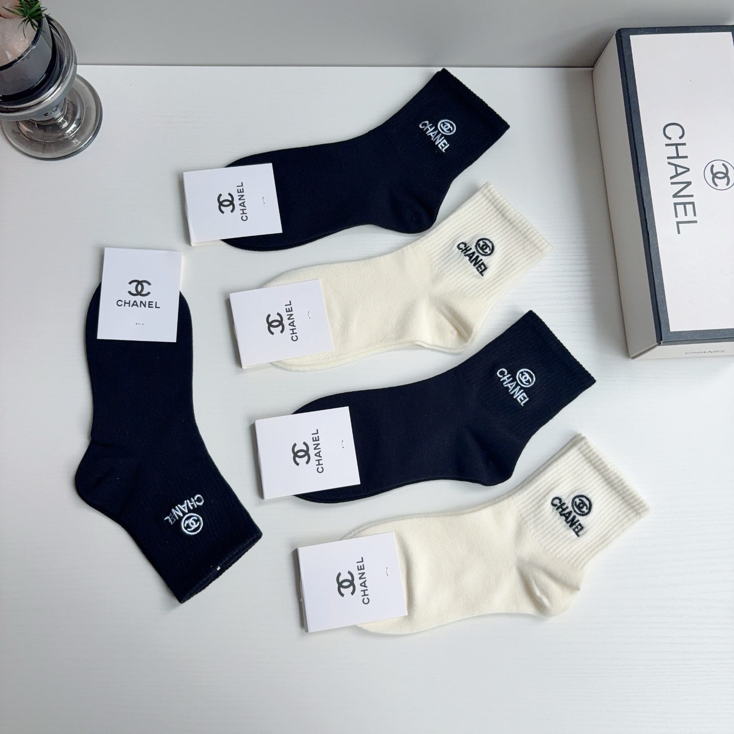 配包装（一盒5双） CHANEL 香奈儿 新款中筒刺绣纯棉面料，专柜同步 袜子，💛大牌出街，潮人必备🔥超好搭配！