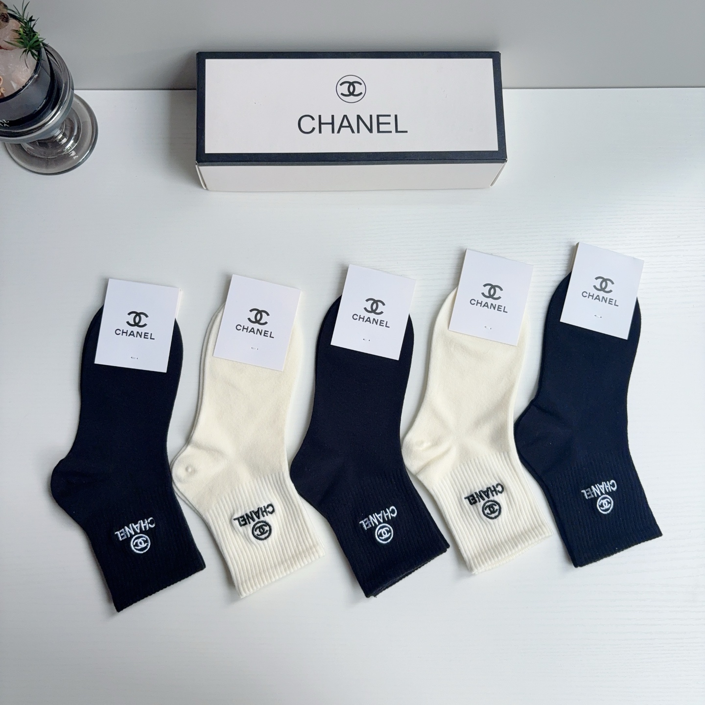 配包装（一盒5双） CHANEL 香奈儿 新款中筒刺绣纯棉面料，专柜同步 袜子，💛大牌出街，潮人必备🔥超好搭配！