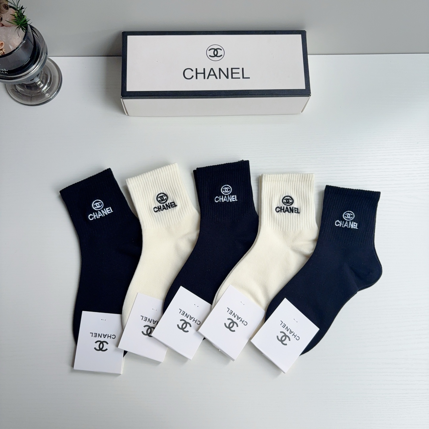 配包装（一盒5双） CHANEL 香奈儿 新款中筒刺绣纯棉面料，专柜同步 袜子，💛大牌出街，潮人必备🔥超好搭配！