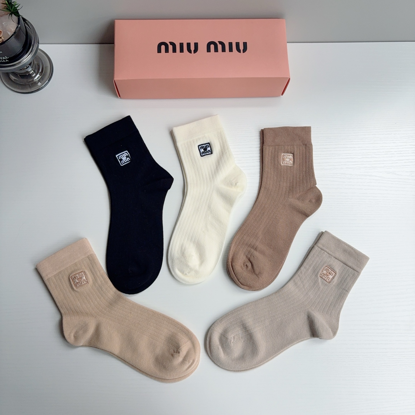 配包装【一盒5双】 miumiu · 缪缪 高品质刺绣中筒袜子❗️ins明星网红推荐❗️轻薄柔软透气，四季通用，欧美大牌
