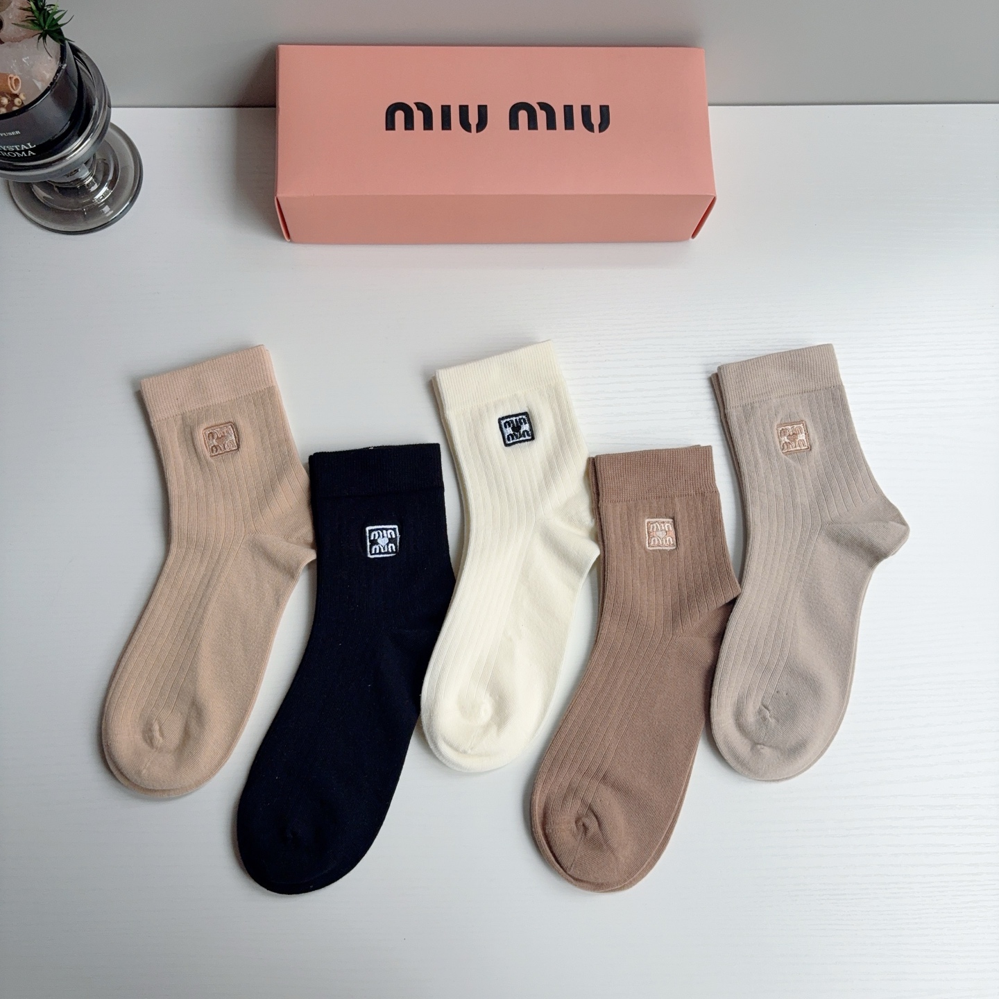 配包装【一盒5双】 miumiu · 缪缪 高品质刺绣中筒袜子❗️ins明星网红推荐❗️轻薄柔软透气，四季通用，欧美大牌