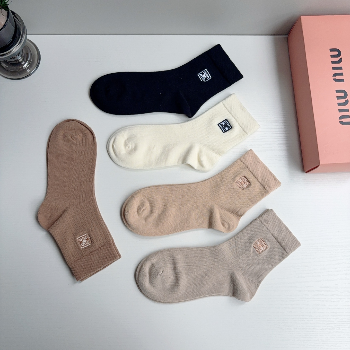 配包装【一盒5双】 miumiu · 缪缪 高品质刺绣中筒袜子❗️ins明星网红推荐❗️轻薄柔软透气，四季通用，欧美大牌