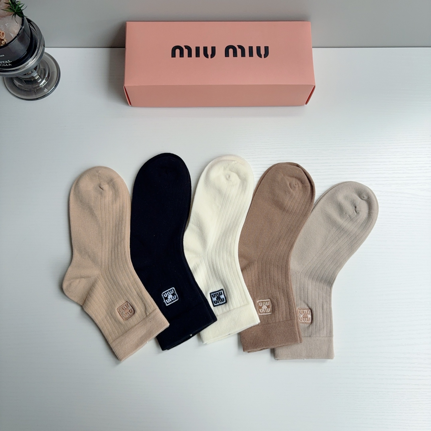 配包装【一盒5双】 miumiu · 缪缪 高品质刺绣中筒袜子❗️ins明星网红推荐❗️轻薄柔软透气，四季通用，欧美大牌