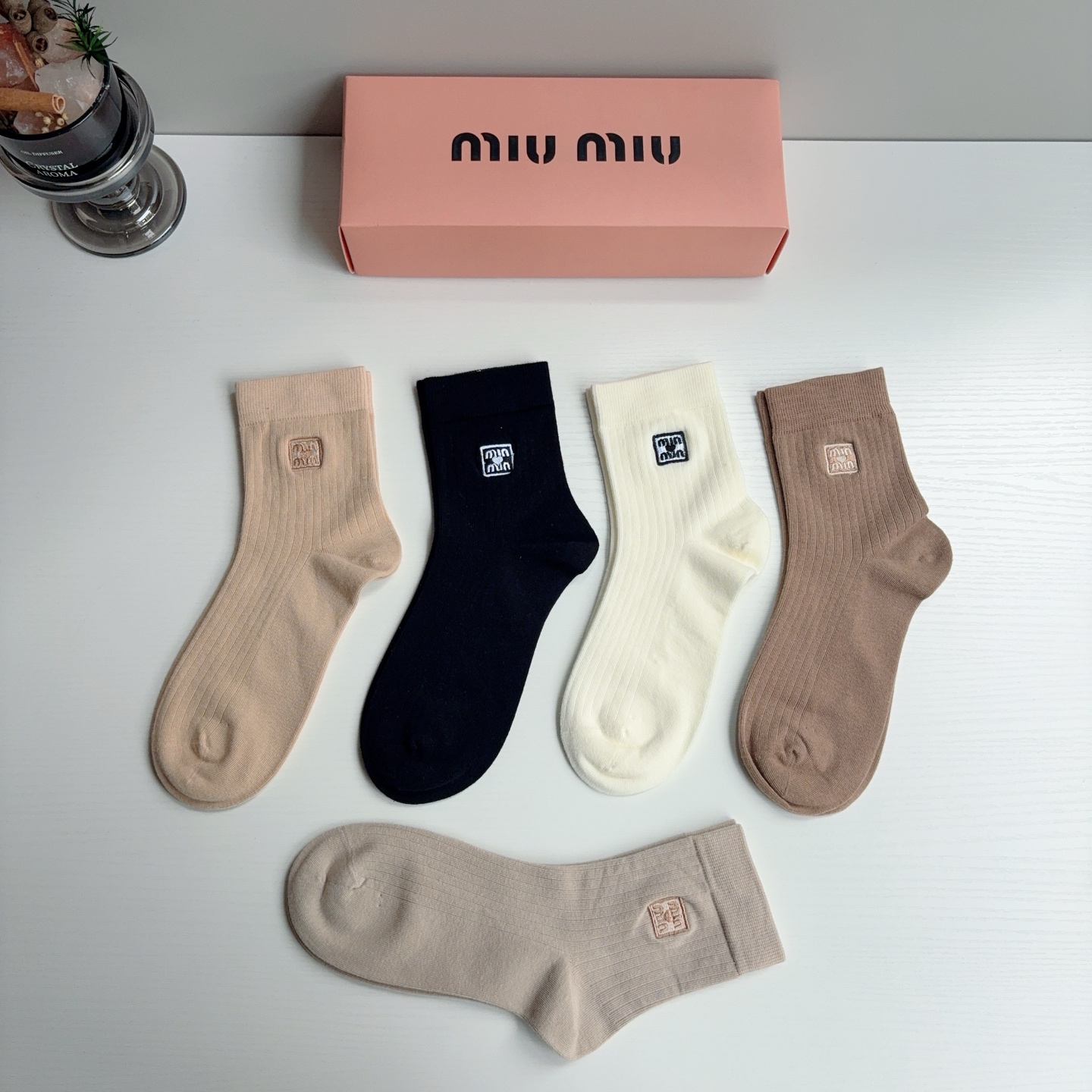 配包装【一盒5双】 miumiu · 缪缪 高品质刺绣中筒袜子❗️ins明星网红推荐❗️轻薄柔软透气，四季通用，欧美大牌