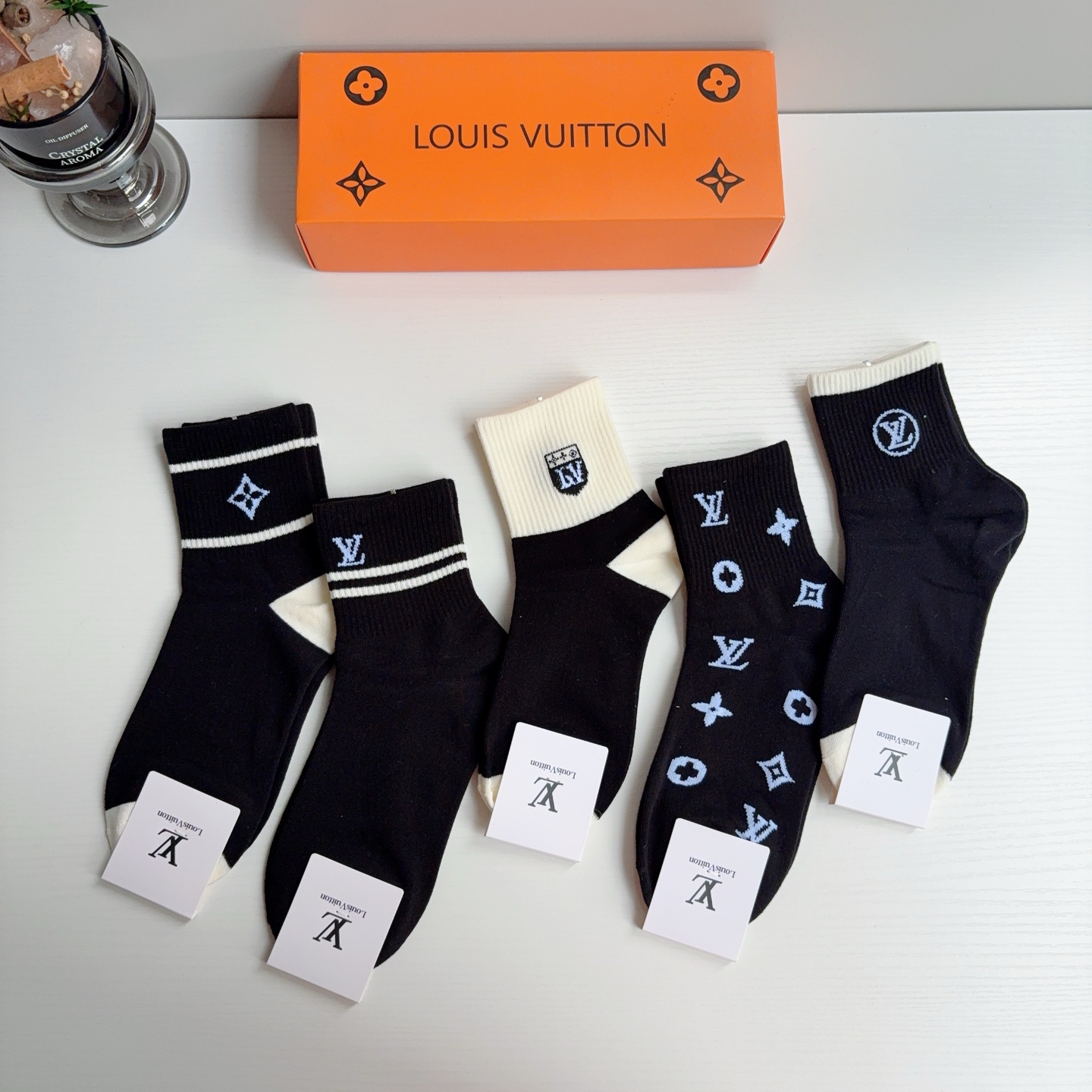 配包装（一盒5双）  🌟 LV 路易威登 超火爆小单品，纯棉面料中筒袜子，潮人必备 爆款，经典字母logo中筒袜，个性时