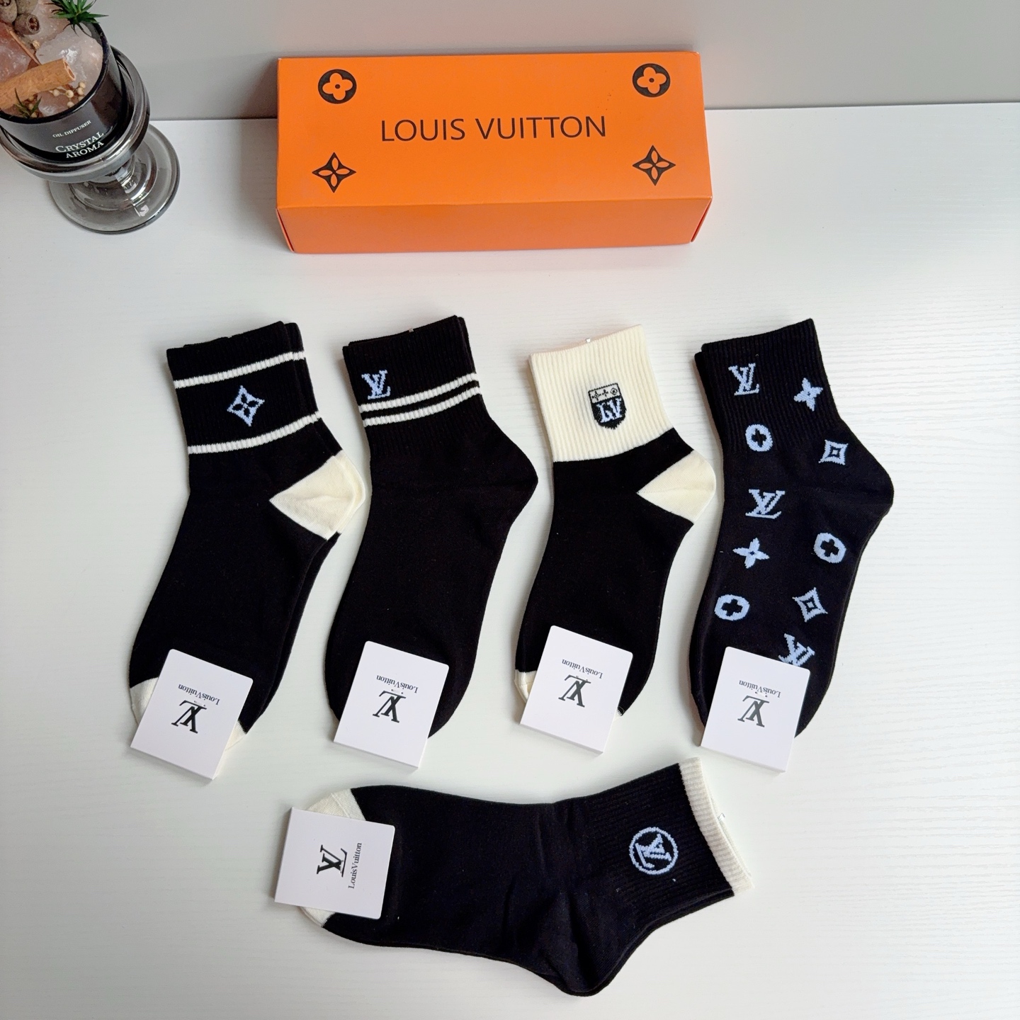 配包装（一盒5双）  🌟 LV 路易威登 超火爆小单品，纯棉面料中筒袜子，潮人必备 爆款，经典字母logo中筒袜，个性时