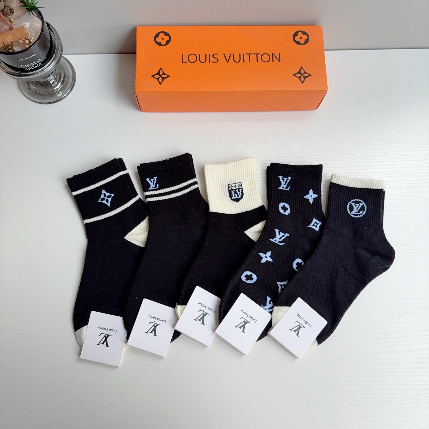 配包装（一盒5双）  🌟 LV 路易威登 超火爆小单品，纯棉面料中筒袜子，潮人必备 爆款，经典字母logo中筒袜，个性时