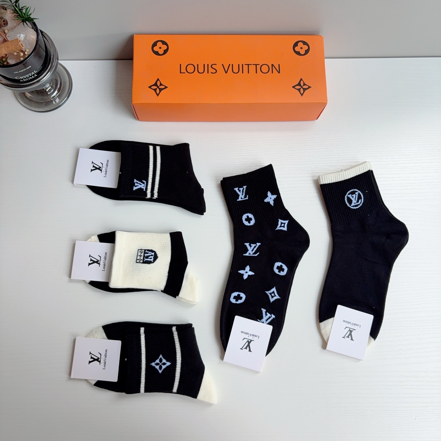 配包装（一盒5双）  🌟 LV 路易威登 超火爆小单品，纯棉面料中筒袜子，潮人必备 爆款，经典字母logo中筒袜，个性时