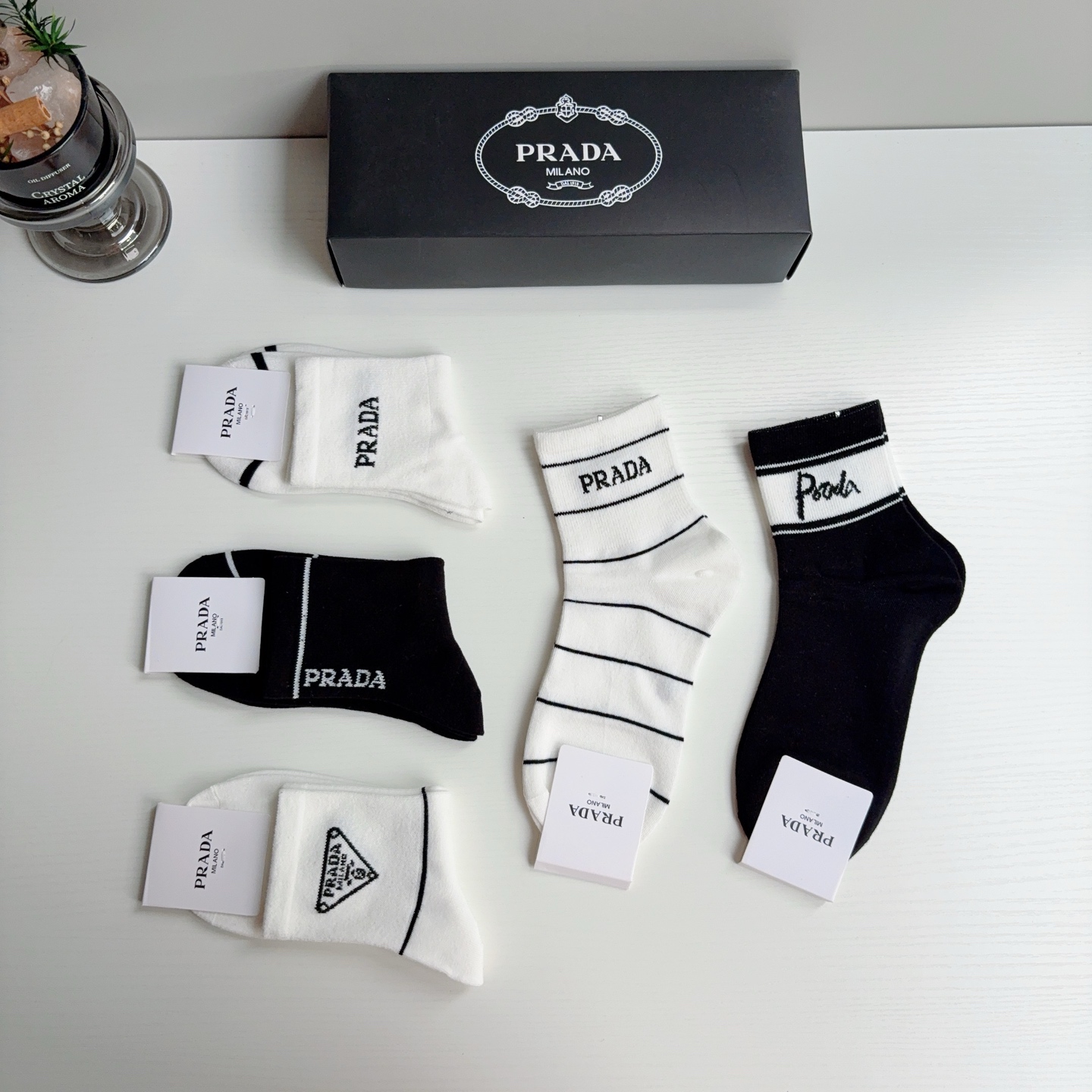 配包装（一盒5双）  PRADA 普拉达 新款中筒袜子，经典三角标logo 个性时尚百搭款，你值得拥有哦💗