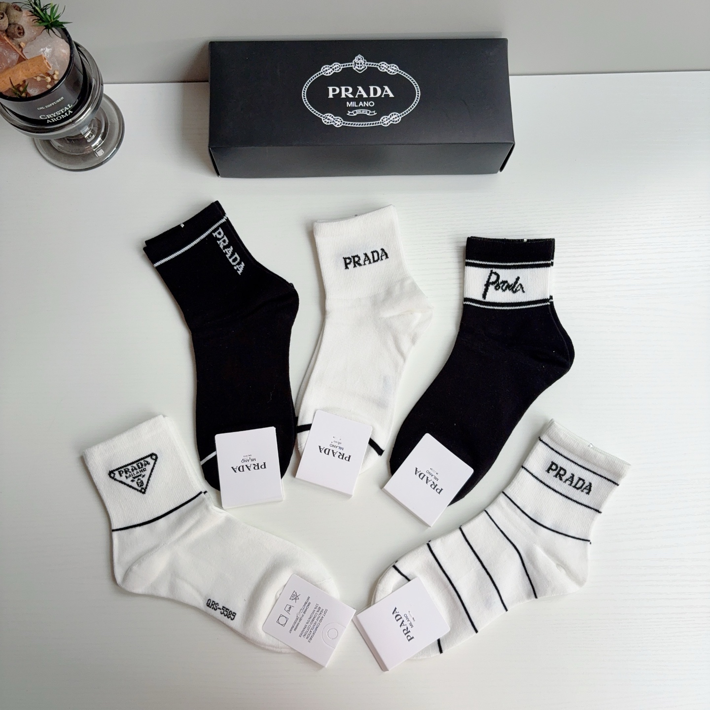 配包装（一盒5双）  PRADA 普拉达 新款中筒袜子，经典三角标logo 个性时尚百搭款，你值得拥有哦💗