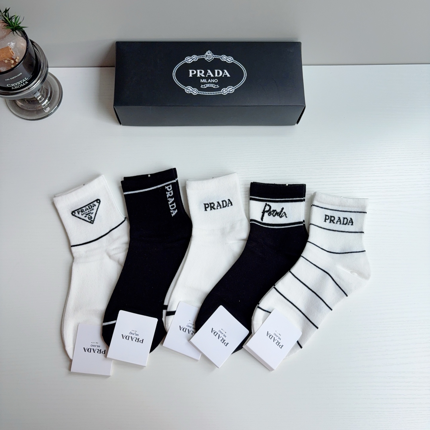 配包装（一盒5双）  PRADA 普拉达 新款中筒袜子，经典三角标logo 个性时尚百搭款，你值得拥有哦💗