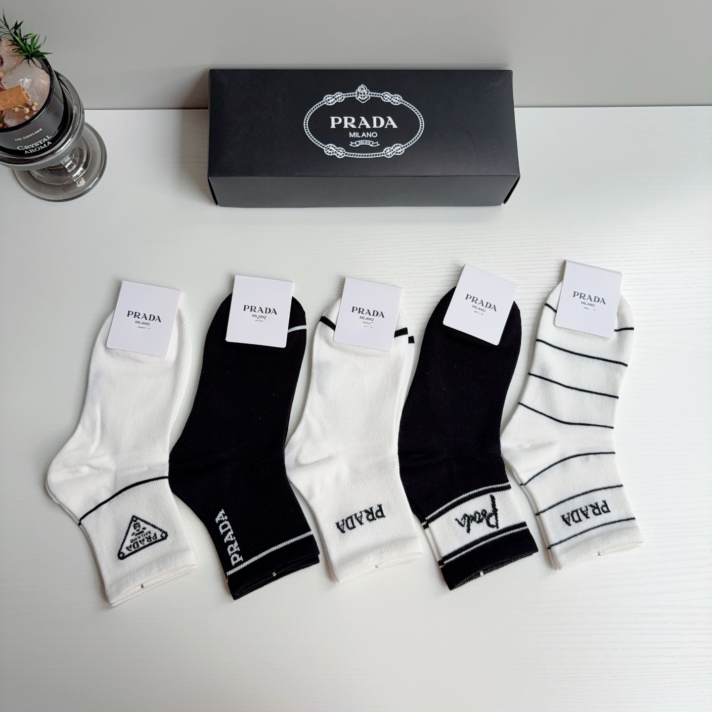 配包装（一盒5双）  PRADA 普拉达 新款中筒袜子，经典三角标logo 个性时尚百搭款，你值得拥有哦💗