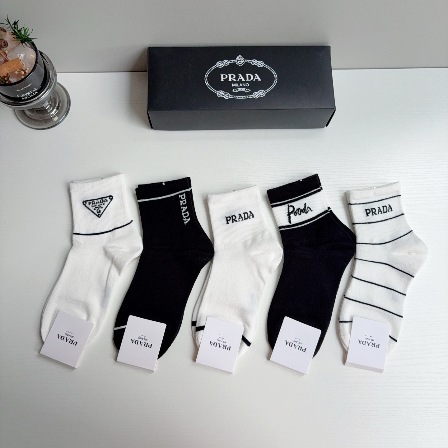 配包装（一盒5双）  PRADA 普拉达 新款中筒袜子，经典三角标logo 个性时尚百搭款，你值得拥有哦💗