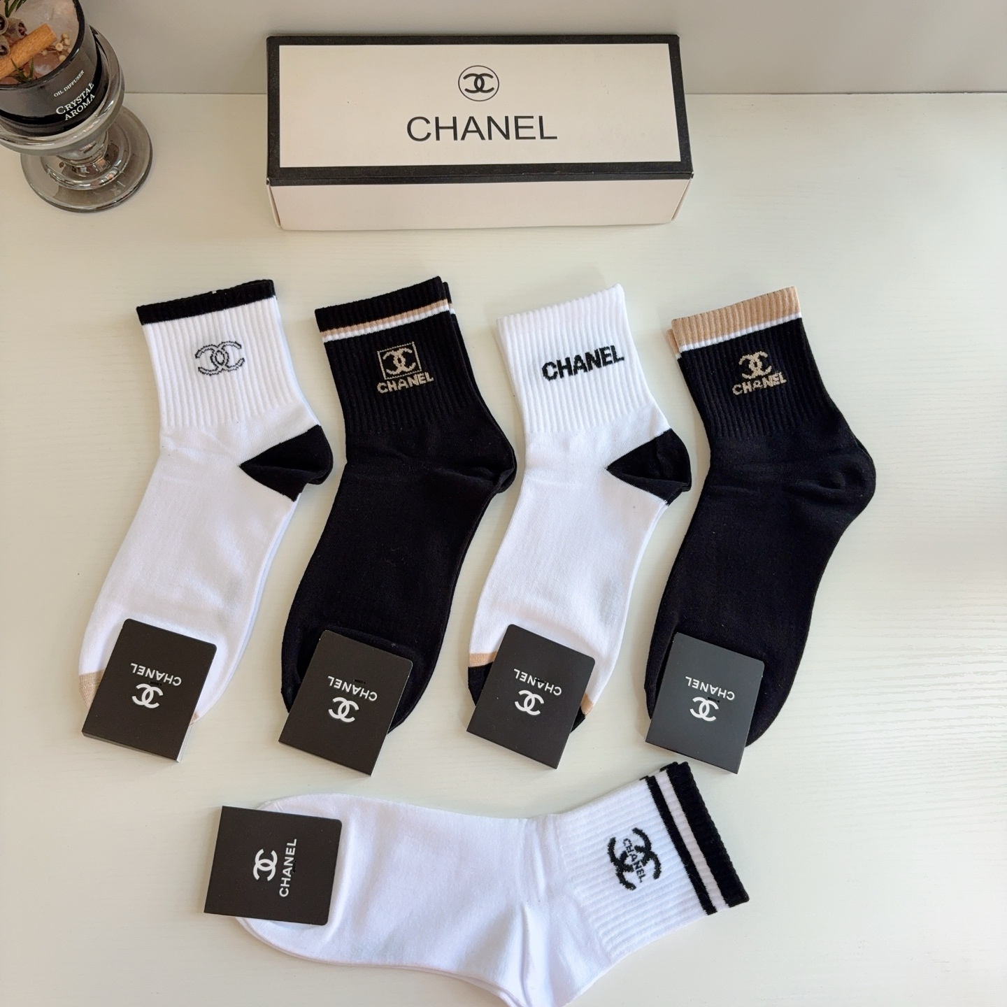 配包装（一盒5双）  CHANEL 香奈儿 超火爆男款中筒袜子、纯棉面料，个性时尚百搭款，舒适透气！
