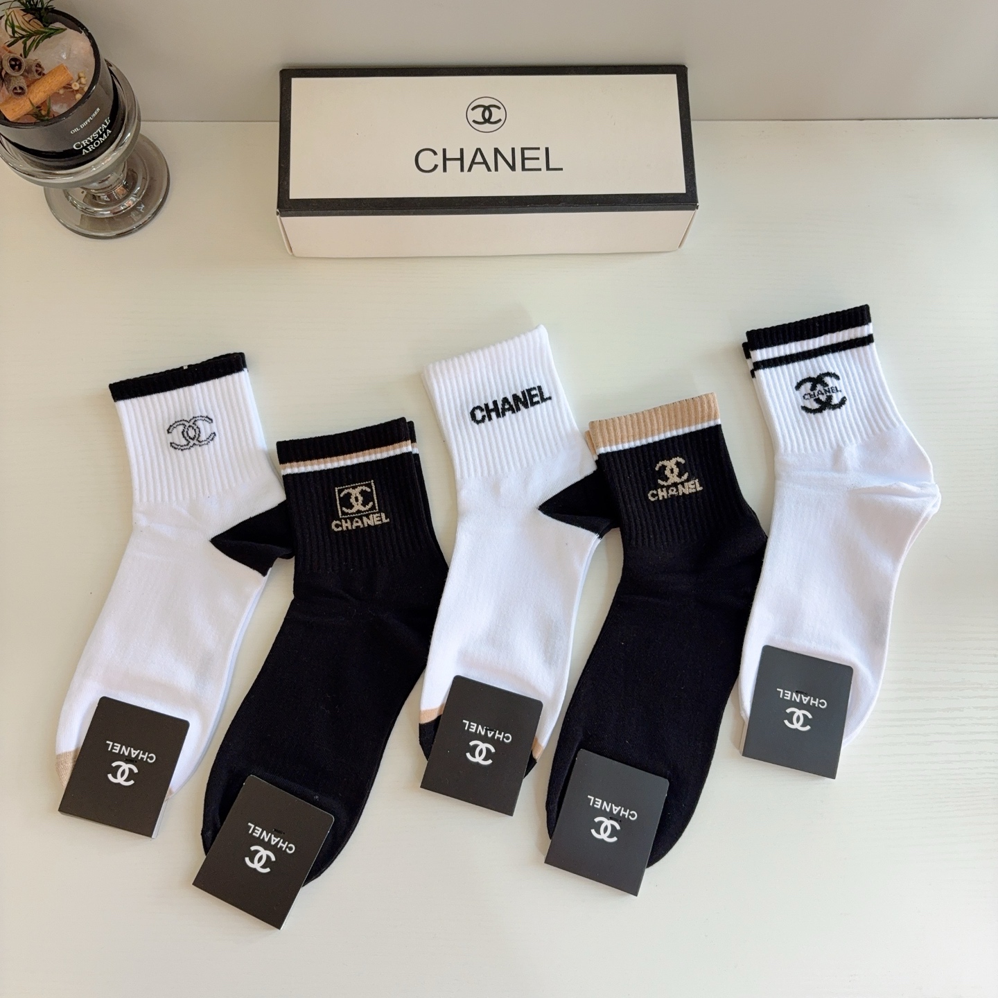配包装（一盒5双）  CHANEL 香奈儿 超火爆男款中筒袜子、纯棉面料，个性时尚百搭款，舒适透气！