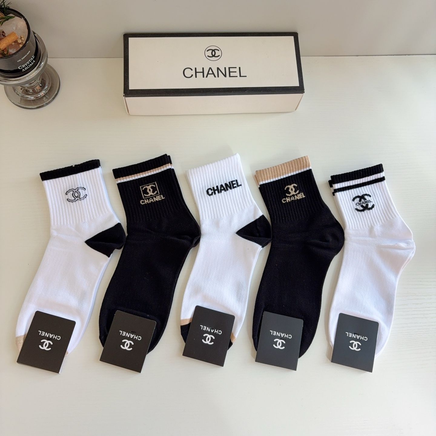 配包装（一盒5双）  CHANEL 香奈儿 超火爆男款中筒袜子、纯棉面料，个性时尚百搭款，舒适透气！
