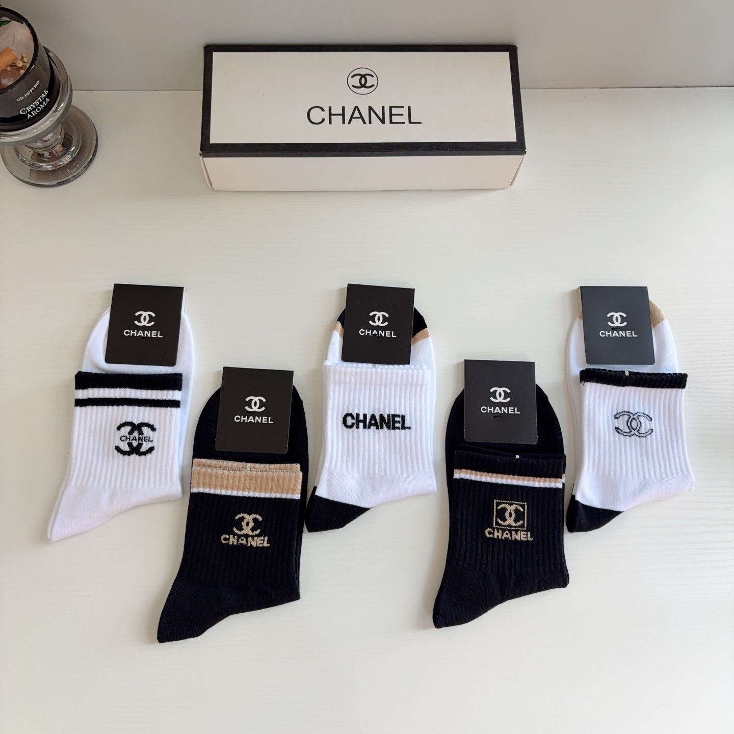 配包装（一盒5双）  CHANEL 香奈儿 超火爆男款中筒袜子、纯棉面料，个性时尚百搭款，舒适透气！