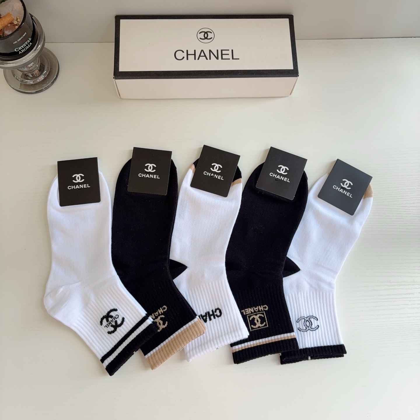 配包装（一盒5双）  CHANEL 香奈儿 超火爆男款中筒袜子、纯棉面料，个性时尚百搭款，舒适透气！