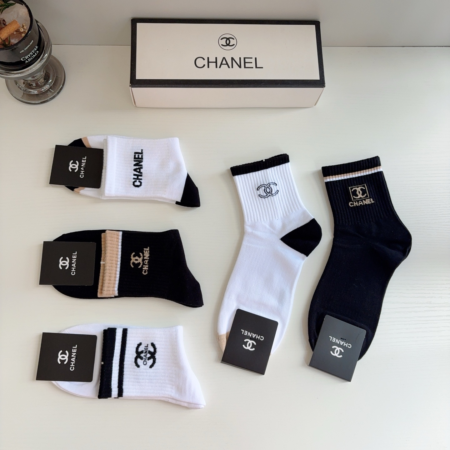 配包装（一盒5双）  CHANEL 香奈儿 超火爆男款中筒袜子、纯棉面料，个性时尚百搭款，舒适透气！