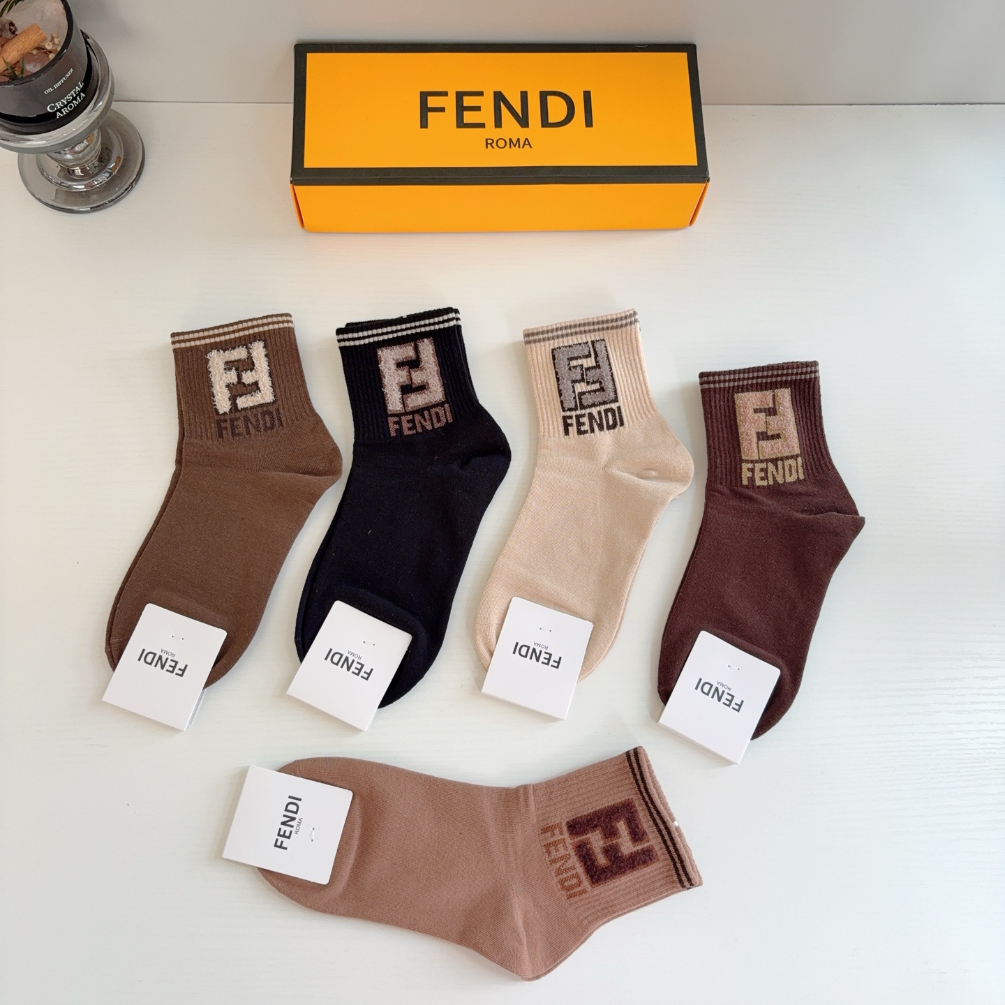 配包装（一盒5双）  FENDI 芬迪 经典双F中筒袜子，纯棉面料，潮人必备款 个性时尚百搭款，你值得拥有！