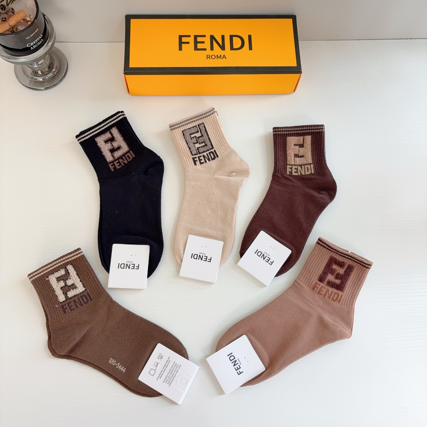 配包装（一盒5双）  FENDI 芬迪 经典双F中筒袜子，纯棉面料，潮人必备款 个性时尚百搭款，你值得拥有！