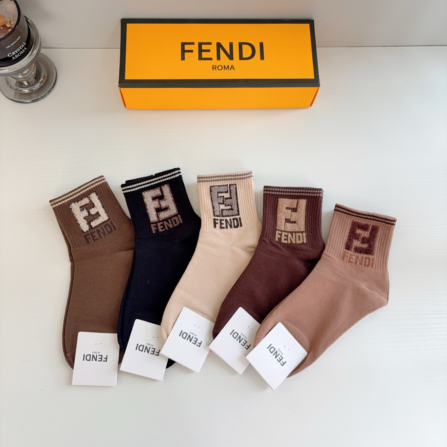 配包装（一盒5双）  FENDI 芬迪 经典双F中筒袜子，纯棉面料，潮人必备款 个性时尚百搭款，你值得拥有！