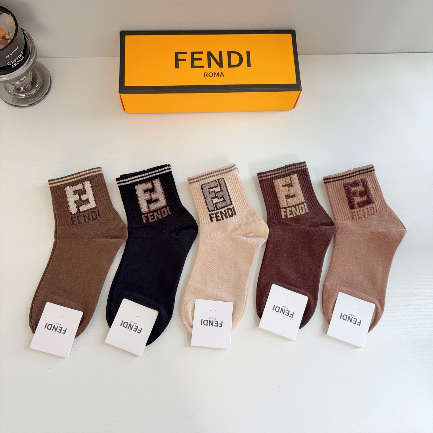 配包装（一盒5双）  FENDI 芬迪 经典双F中筒袜子，纯棉面料，潮人必备款 个性时尚百搭款，你值得拥有！
