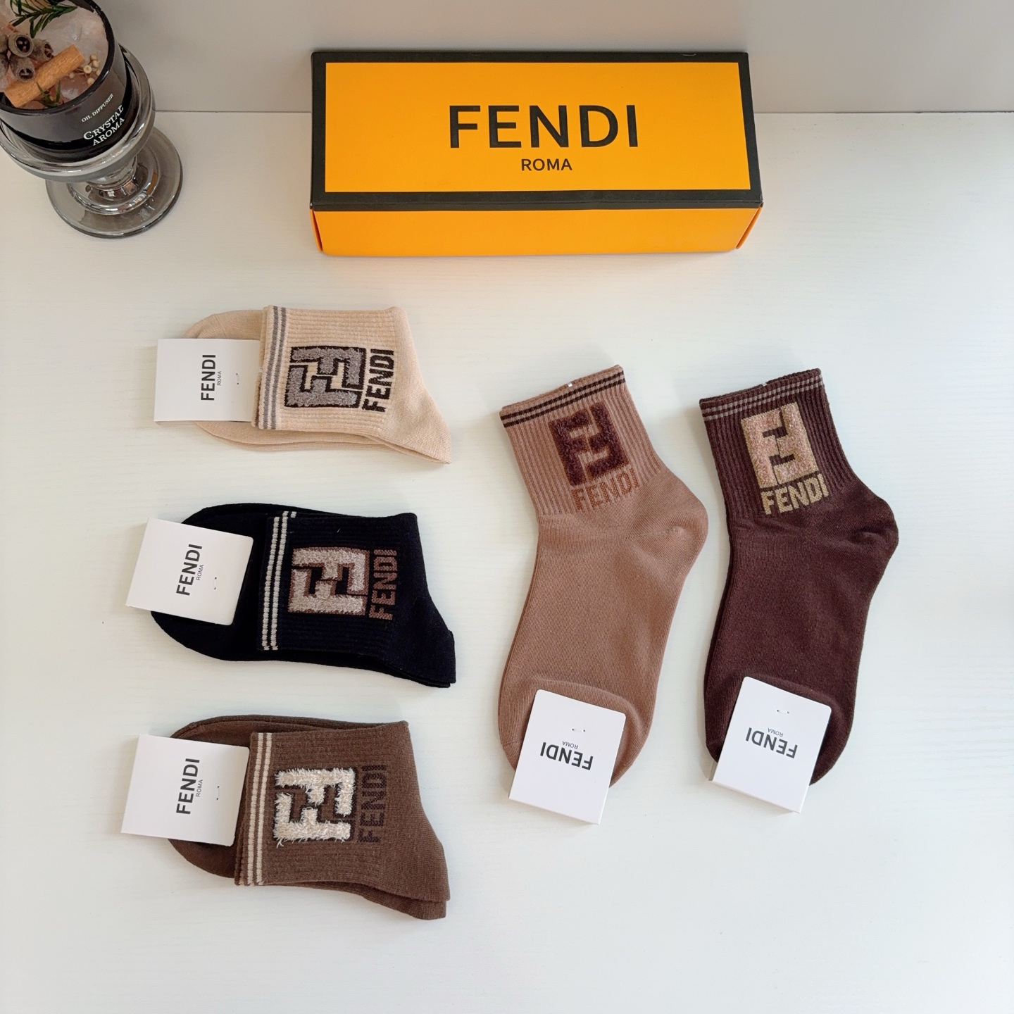 配包装（一盒5双）  FENDI 芬迪 经典双F中筒袜子，纯棉面料，潮人必备款 个性时尚百搭款，你值得拥有！