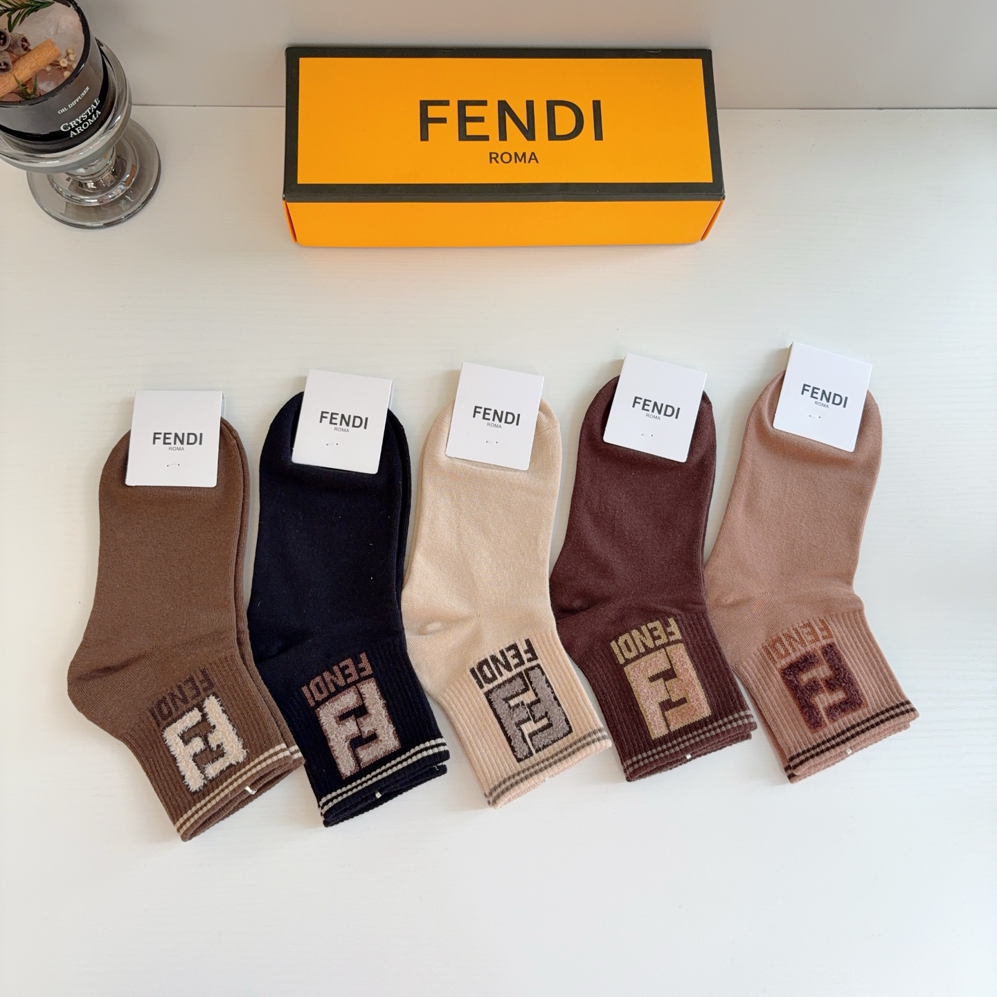 配包装（一盒5双）  FENDI 芬迪 经典双F中筒袜子，纯棉面料，潮人必备款 个性时尚百搭款，你值得拥有！