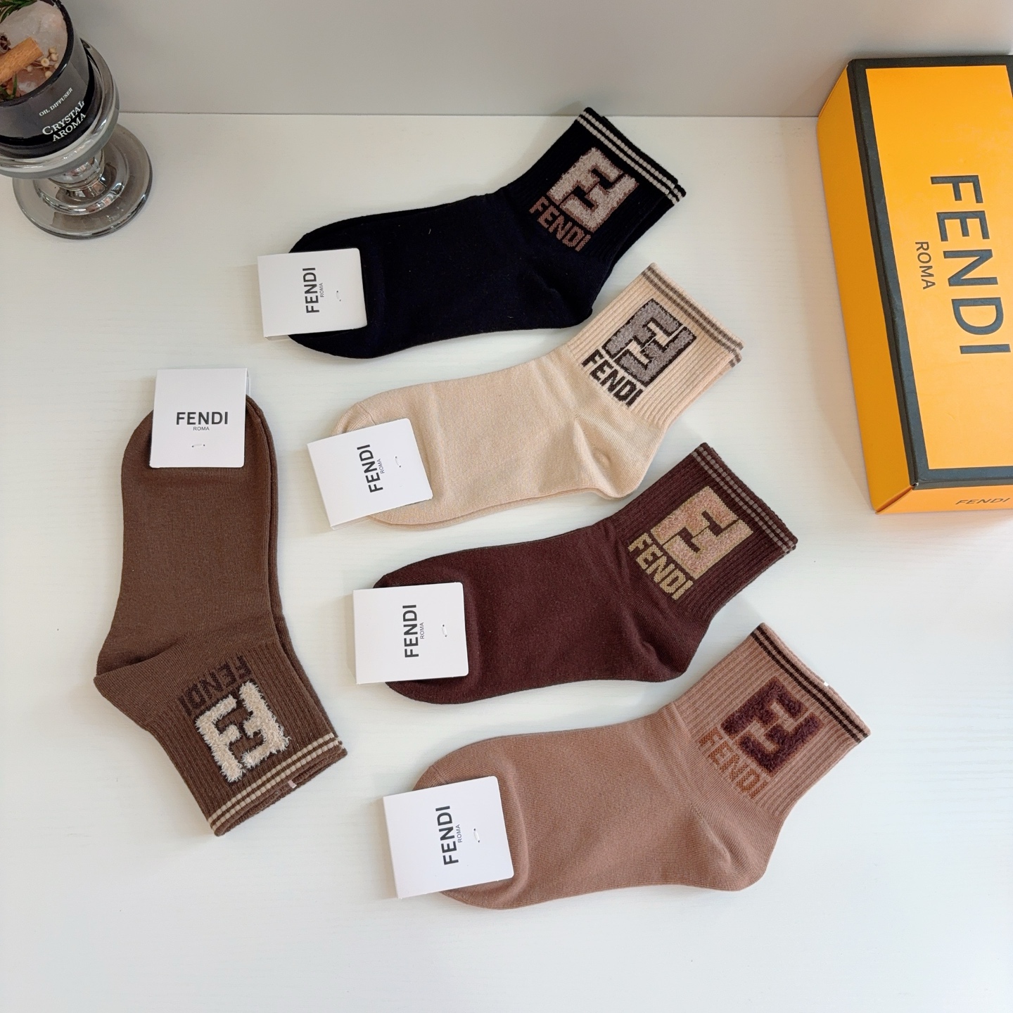 配包装（一盒5双）  FENDI 芬迪 经典双F中筒袜子，纯棉面料，潮人必备款 个性时尚百搭款，你值得拥有！