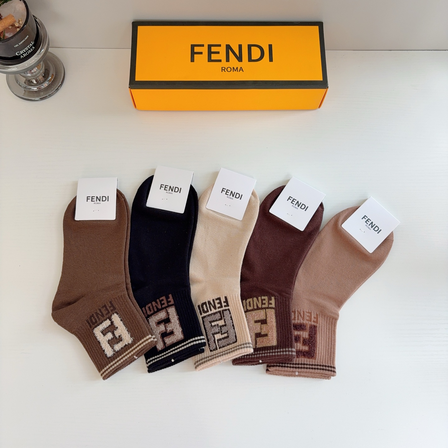 配包装（一盒5双）  FENDI 芬迪 经典双F中筒袜子，纯棉面料，潮人必备款 个性时尚百搭款，你值得拥有！