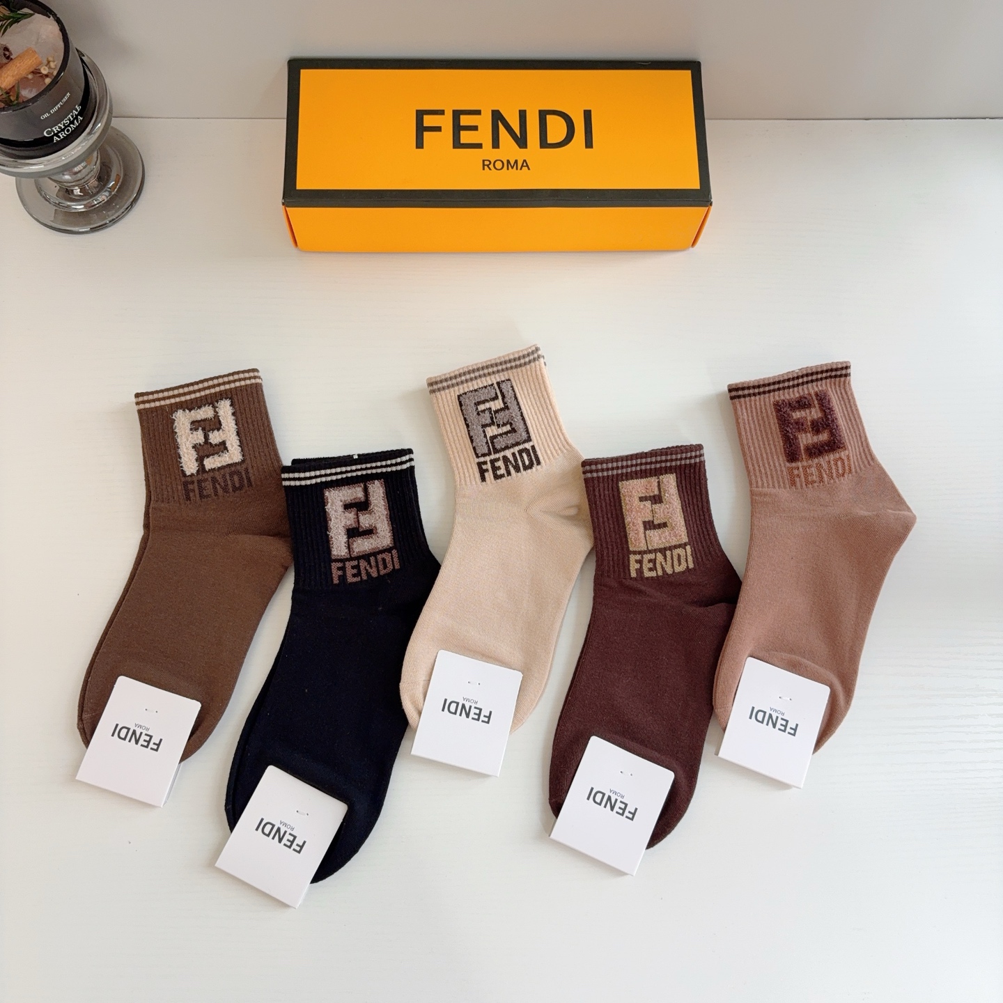 配包装（一盒5双）  FENDI 芬迪 经典双F中筒袜子，纯棉面料，潮人必备款 个性时尚百搭款，你值得拥有！