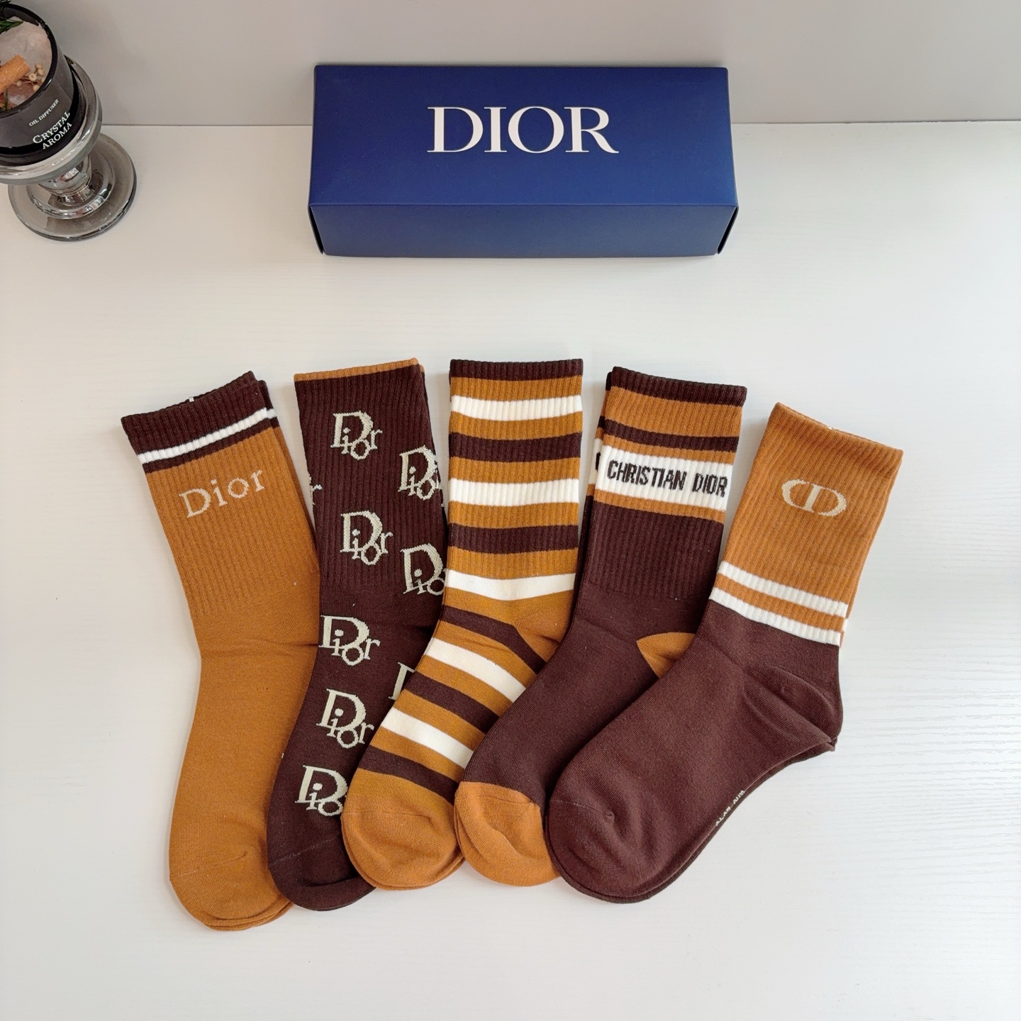 配包装（一盒5双） Dior 迪奥 新款小腿长筒袜子！纯棉面料，火爆Ｄ字母图案，专柜同步袜子，💛大牌出街，潮人必备🔥超好