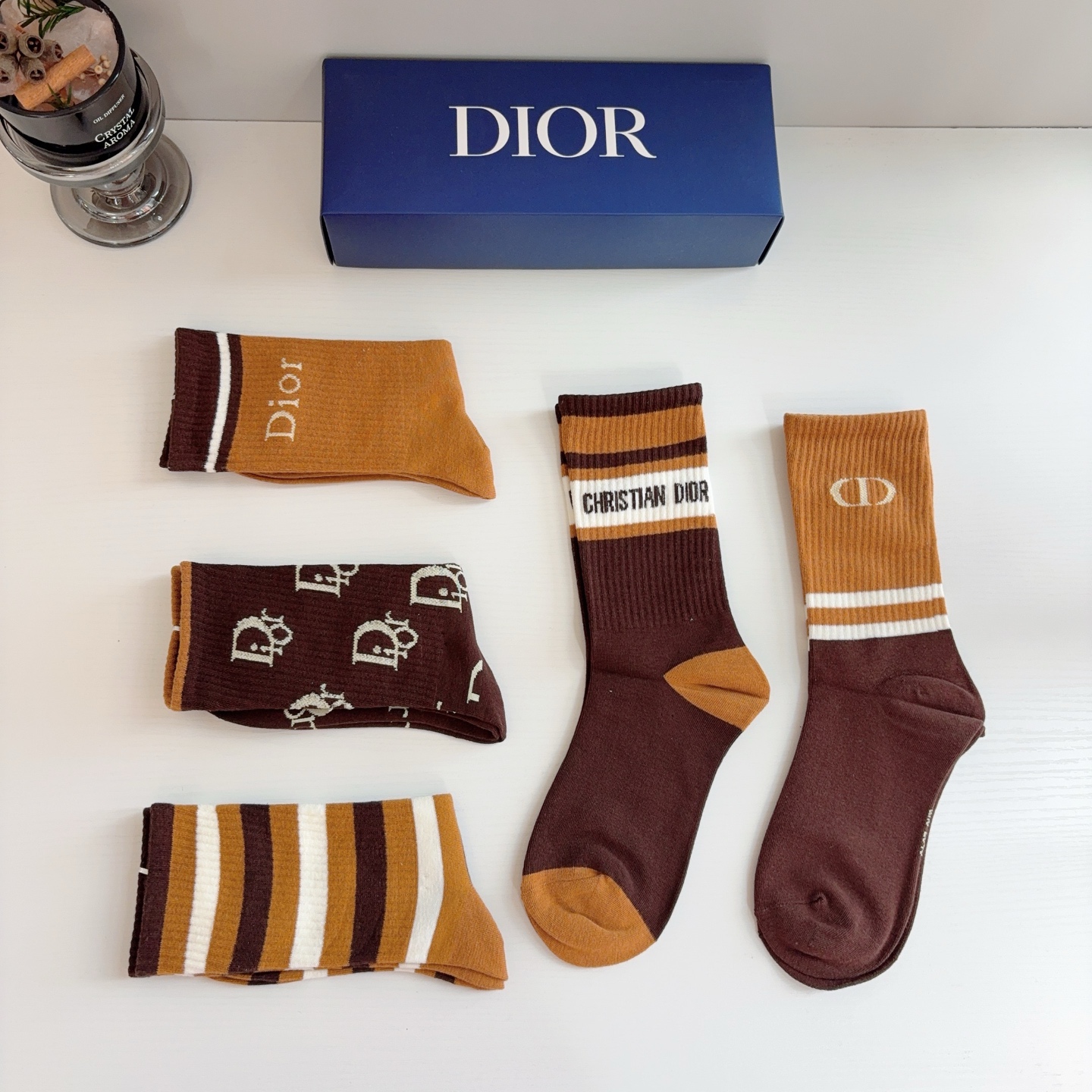 配包装（一盒5双） Dior 迪奥 新款小腿长筒袜子！纯棉面料，火爆Ｄ字母图案，专柜同步袜子，💛大牌出街，潮人必备🔥超好