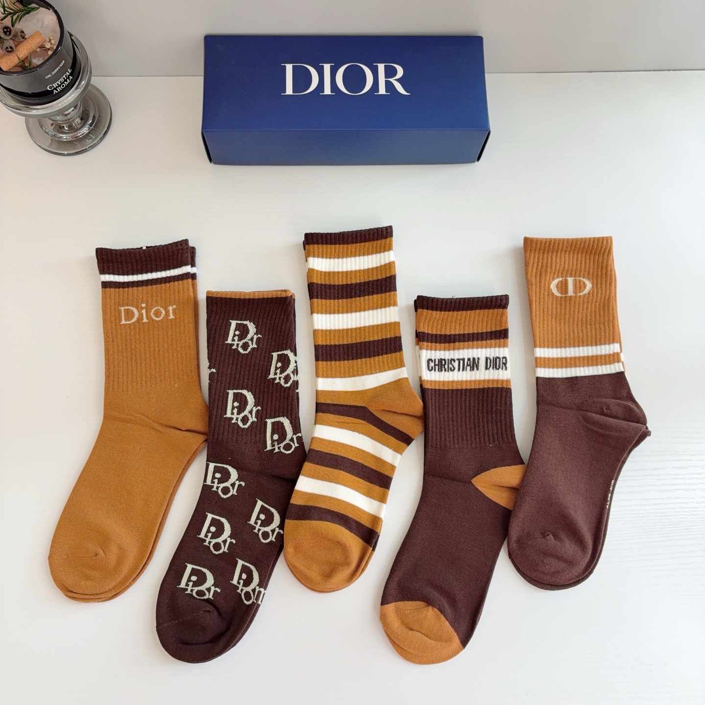 配包装（一盒5双） Dior 迪奥 新款小腿长筒袜子！纯棉面料，火爆Ｄ字母图案，专柜同步袜子，💛大牌出街，潮人必备🔥超好