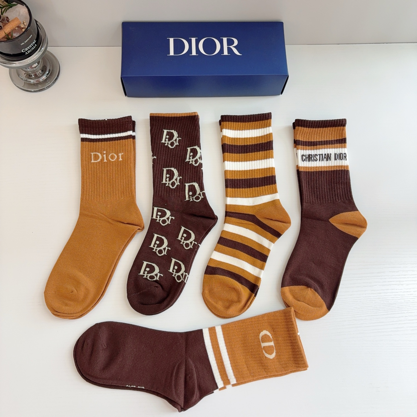 配包装（一盒5双） Dior 迪奥 新款小腿长筒袜子！纯棉面料，火爆Ｄ字母图案，专柜同步袜子，💛大牌出街，潮人必备🔥超好