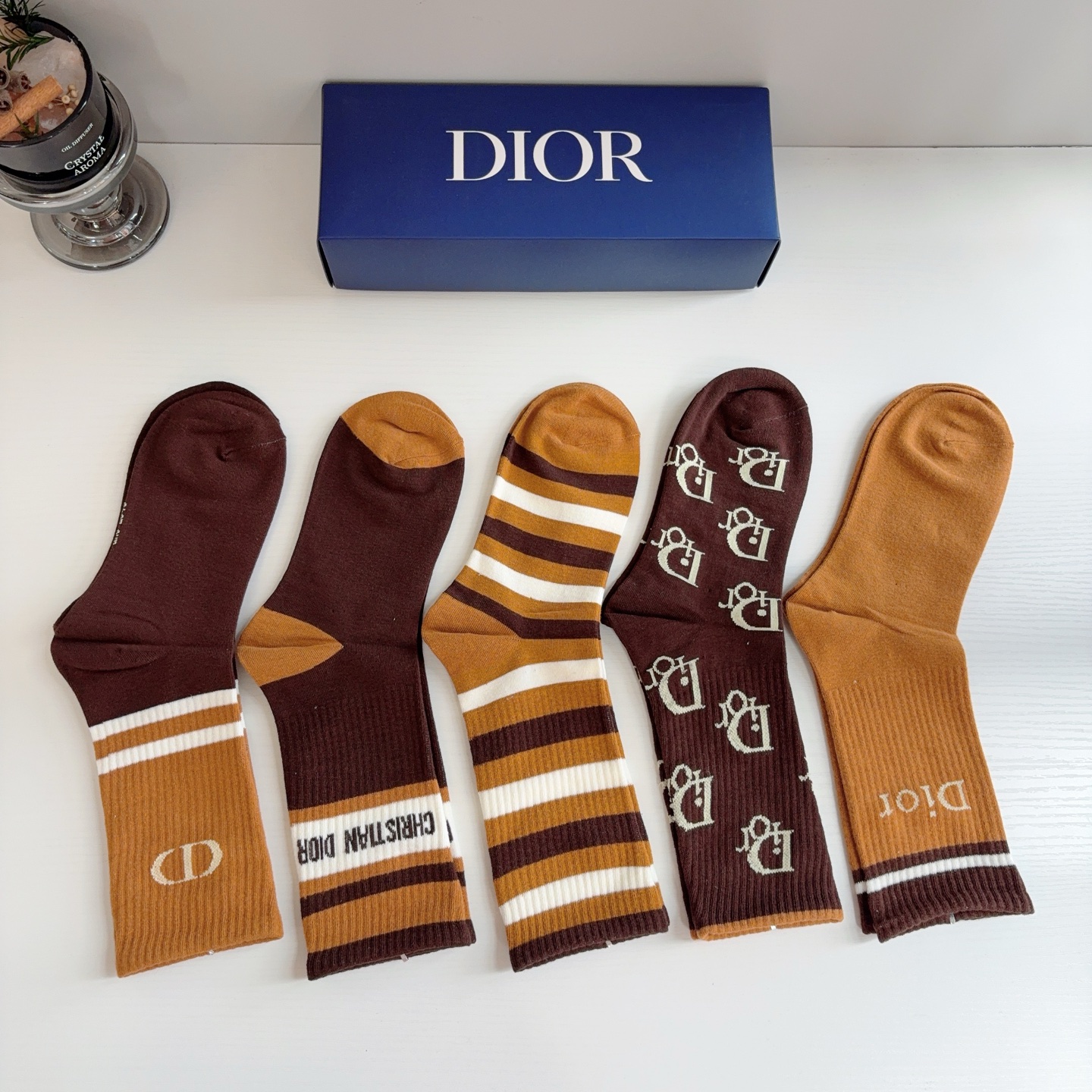 配包装（一盒5双） Dior 迪奥 新款小腿长筒袜子！纯棉面料，火爆Ｄ字母图案，专柜同步袜子，💛大牌出街，潮人必备🔥超好