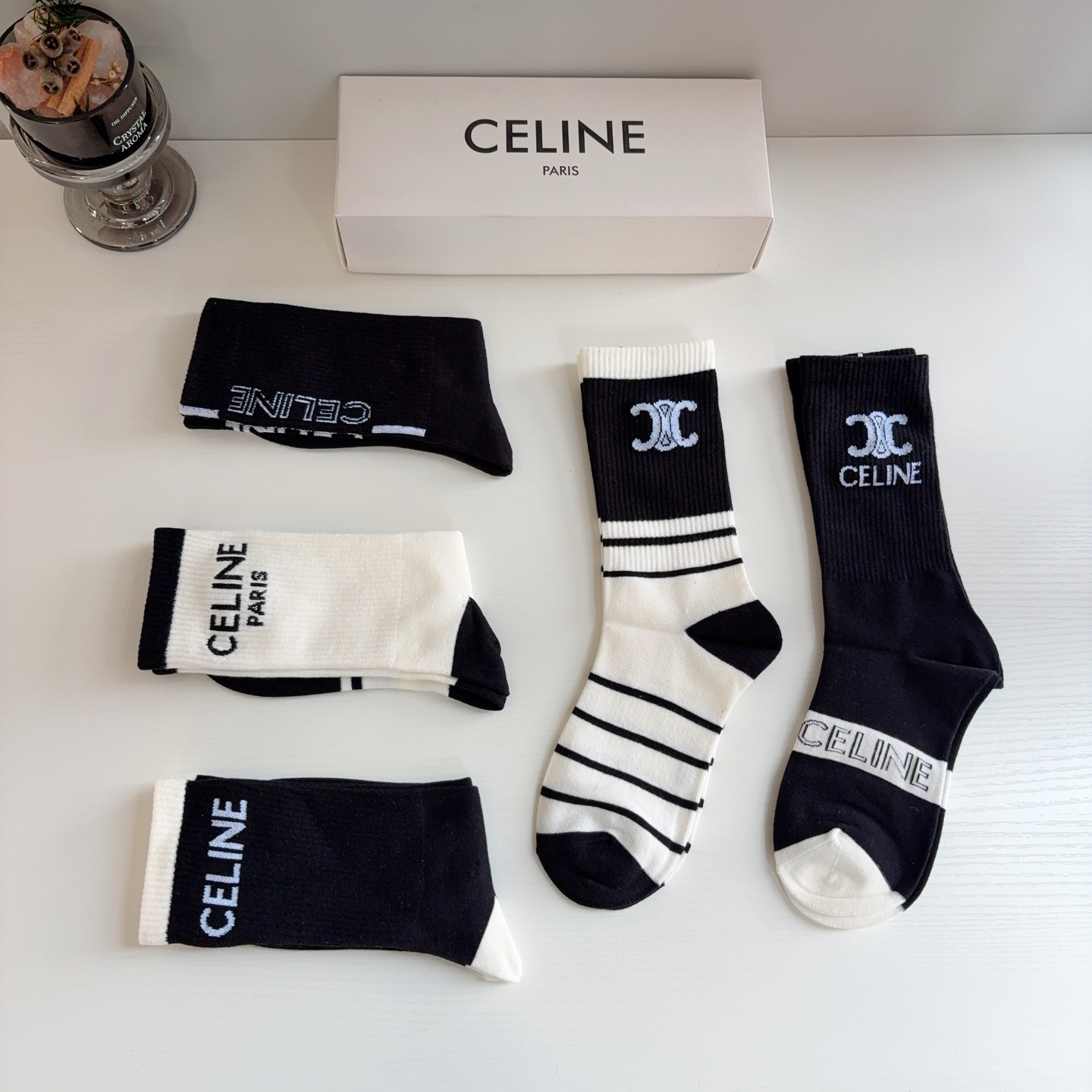 配包装（一盒5双）  CELINE 赛琳新款长筒袜子 经典字母logo 个性时尚百搭款，！超柔软材质，舒适透气，时尚百搭