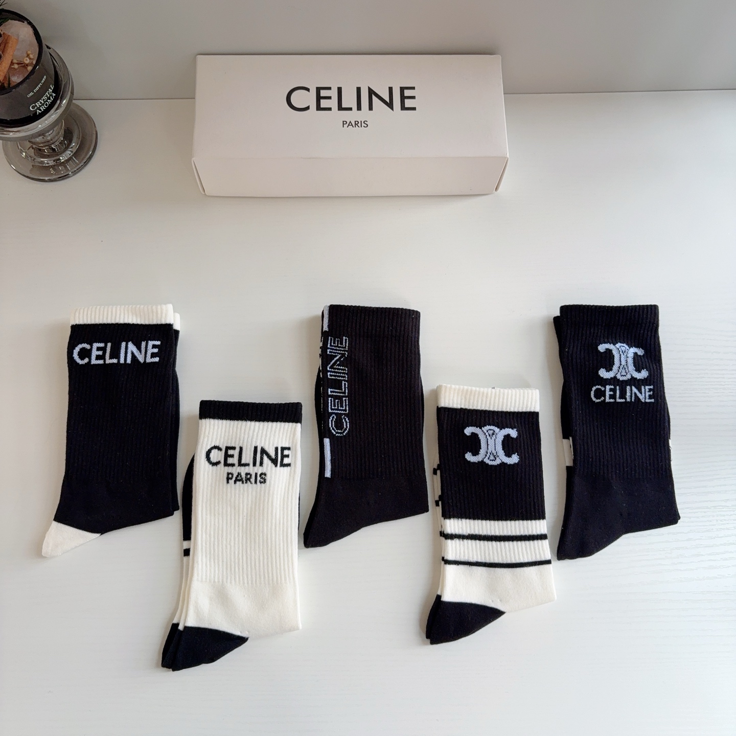 配包装（一盒5双）  CELINE 赛琳新款长筒袜子 经典字母logo 个性时尚百搭款，！超柔软材质，舒适透气，时尚百搭