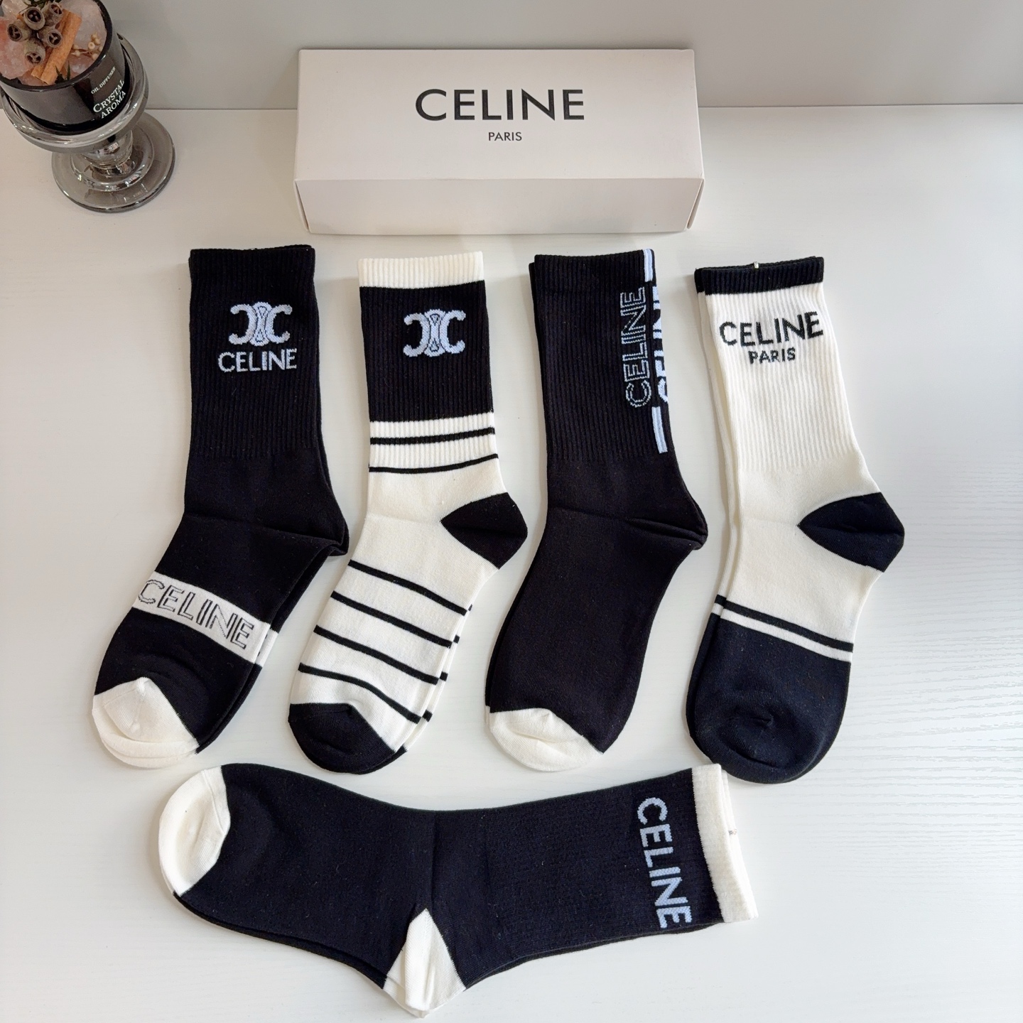 配包装（一盒5双）  CELINE 赛琳新款长筒袜子 经典字母logo 个性时尚百搭款，！超柔软材质，舒适透气，时尚百搭