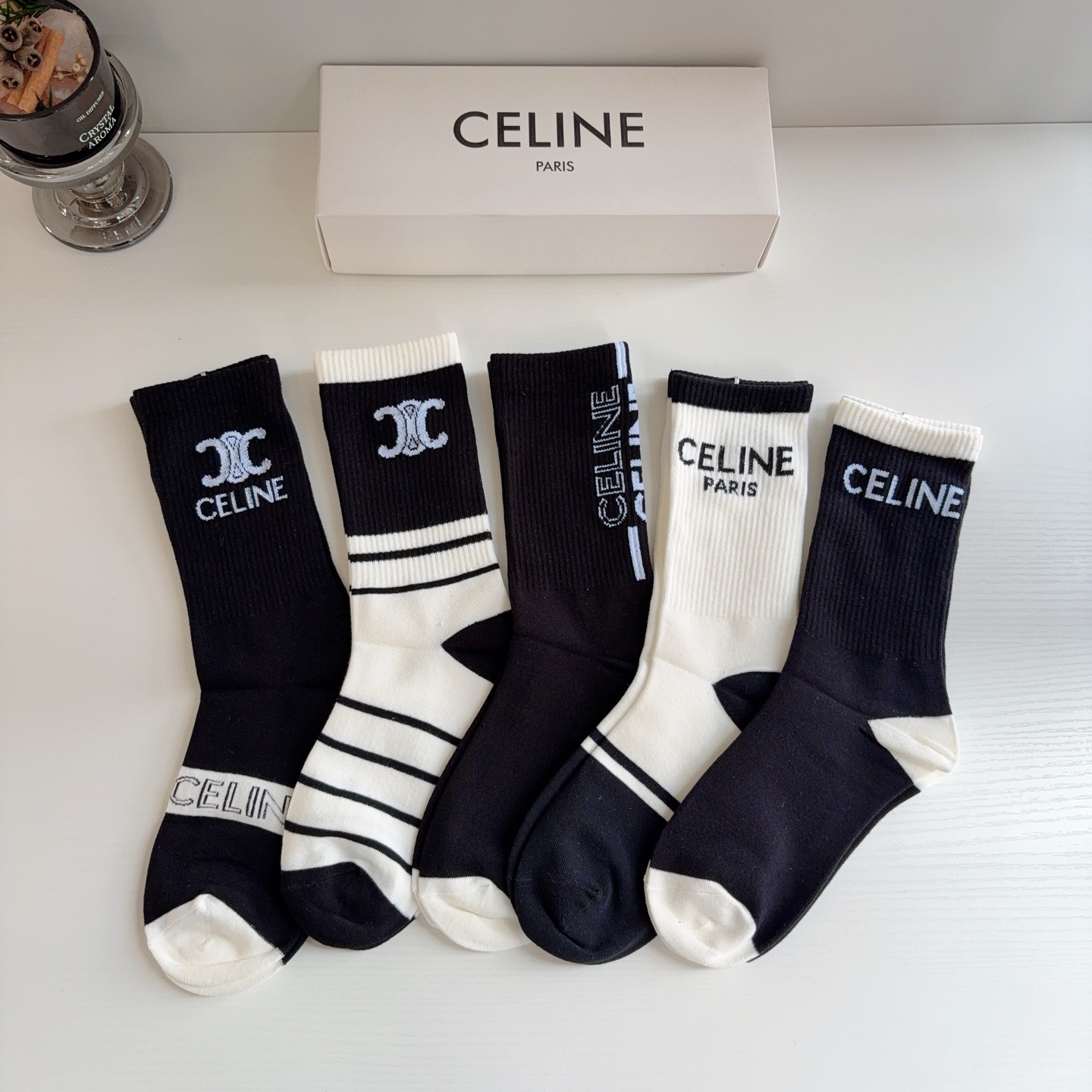 配包装（一盒5双）  CELINE 赛琳新款长筒袜子 经典字母logo 个性时尚百搭款，！超柔软材质，舒适透气，时尚百搭