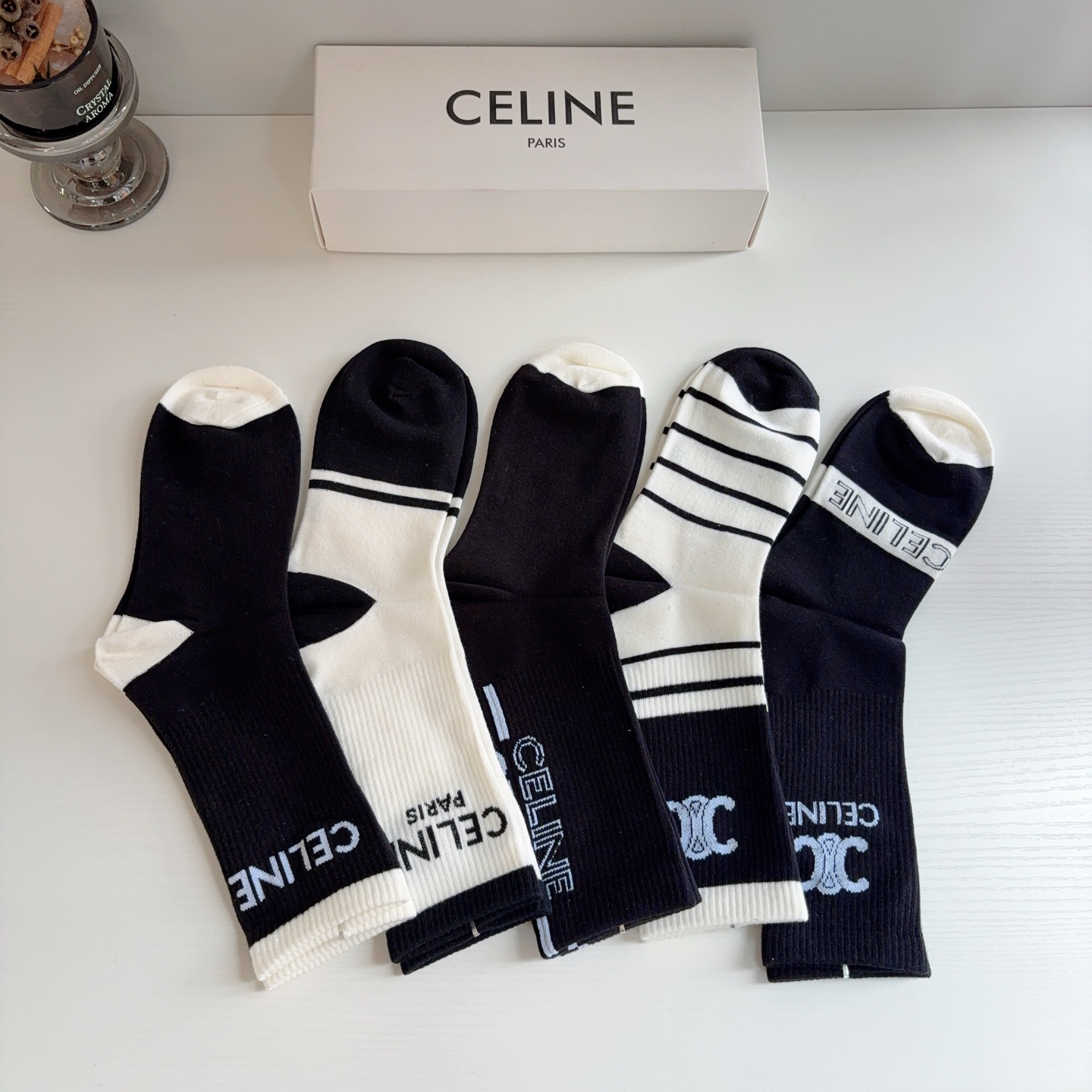 配包装（一盒5双）  CELINE 赛琳新款长筒袜子 经典字母logo 个性时尚百搭款，！超柔软材质，舒适透气，时尚百搭